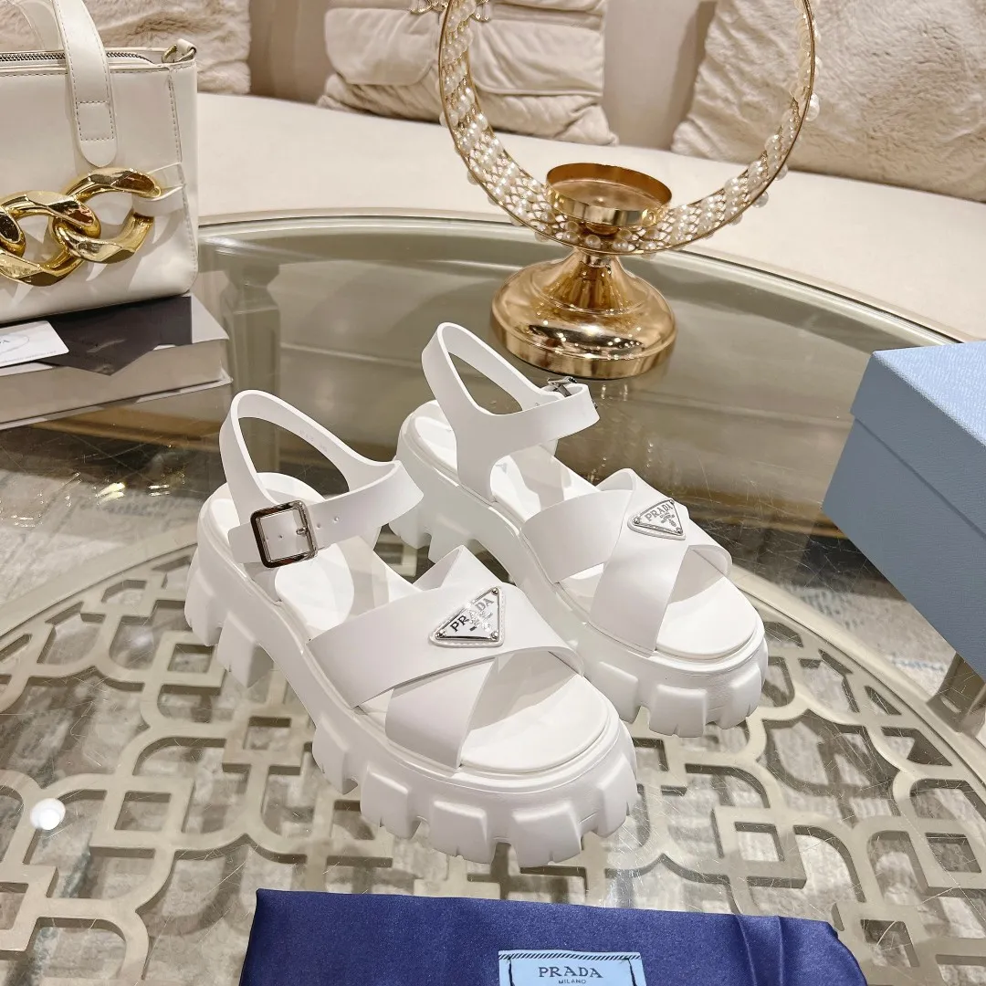 👟👟Ex-factory price 440👟👟 Prada's new spring and summer sawtooth Roman thick-soled rubber sandals, retro, fashionable and avant-garde gear teeth 55mm, thick-soled soles with rubber uppers, making the whole pair of shoes light and comfortable, bright colors, satisfying a variety of choices for fashionable people with different styles! The iconic metal triangle logo is paired with the shape of ancient beach sandals. Every design element is fashionable! Code number 35-40